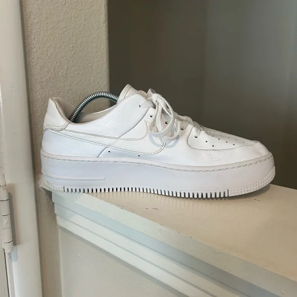 Nike Air Force 1 Sage Low Womens Triple White Platform Shoe Size 11.5 AR5339-100 - Picture 3 of 9